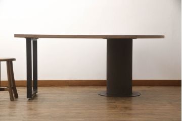 テーブルを使いやすくリメイク!天板を剥離し色ムラを取り除いて埋木。収納棚を撤去し、新たに脚を取り付け。