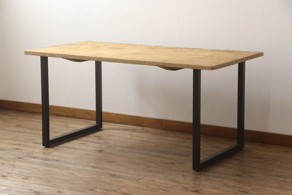 テーブルの脚を取り替えてリメイク!高品質リペアを施し、既存の脚を鉄脚に交換。側面の突起はカットして、天板は塗装を剥離。