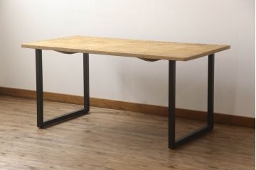 テーブルの脚を取り替えてリメイク!高品質リペアを施し、既存の脚を鉄脚に交換。側面の突起はカットして、天板は塗装を剥離。