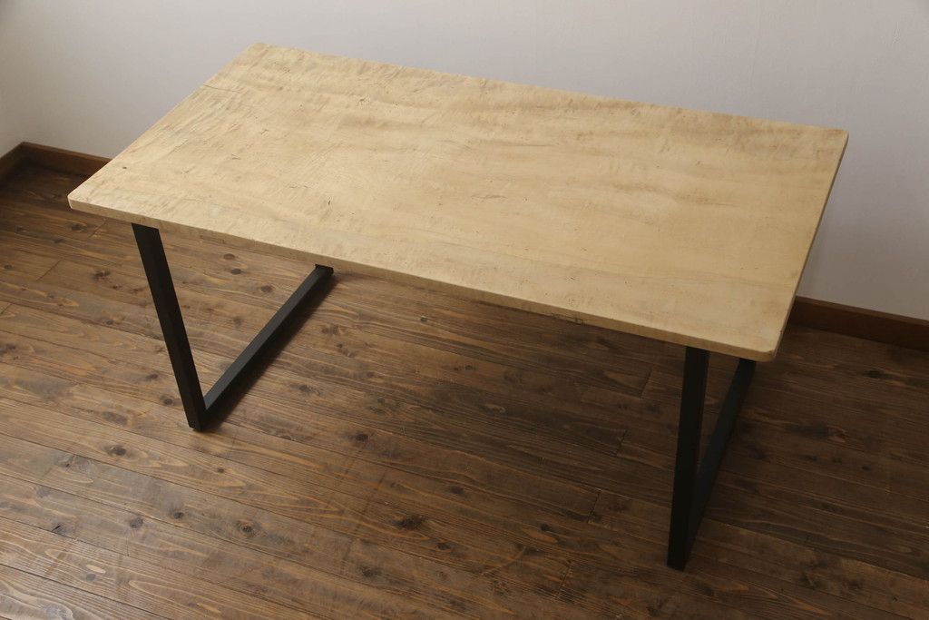 テーブルの脚を取り替えてリメイク!高品質リペアを施し、既存の脚を鉄脚に交換。側面の突起はカットして、天板は塗装を剥離。