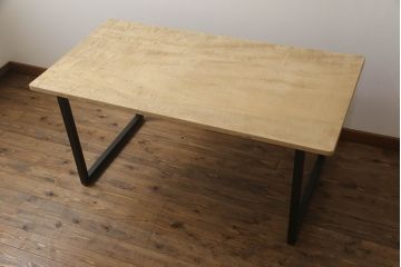 テーブルの脚を取り替えてリメイク!高品質リペアを施し、既存の脚を鉄脚に交換。側面の突起はカットして、天板は塗装を剥離。