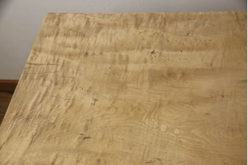 テーブルの脚を取り替えてリメイク!高品質リペアを施し、既存の脚を鉄脚に交換。側面の突起はカットして、天板は塗装を剥離。