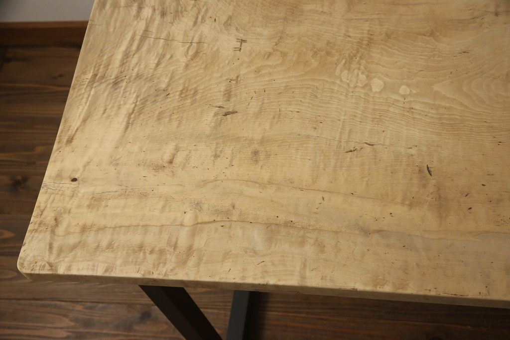 テーブルの脚を取り替えてリメイク!高品質リペアを施し、既存の脚を鉄脚に交換。側面の突起はカットして、天板は塗装を剥離。