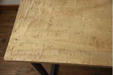 テーブルの脚を取り替えてリメイク!高品質リペアを施し、既存の脚を鉄脚に交換。側面の突起はカットして、天板は塗装を剥離。