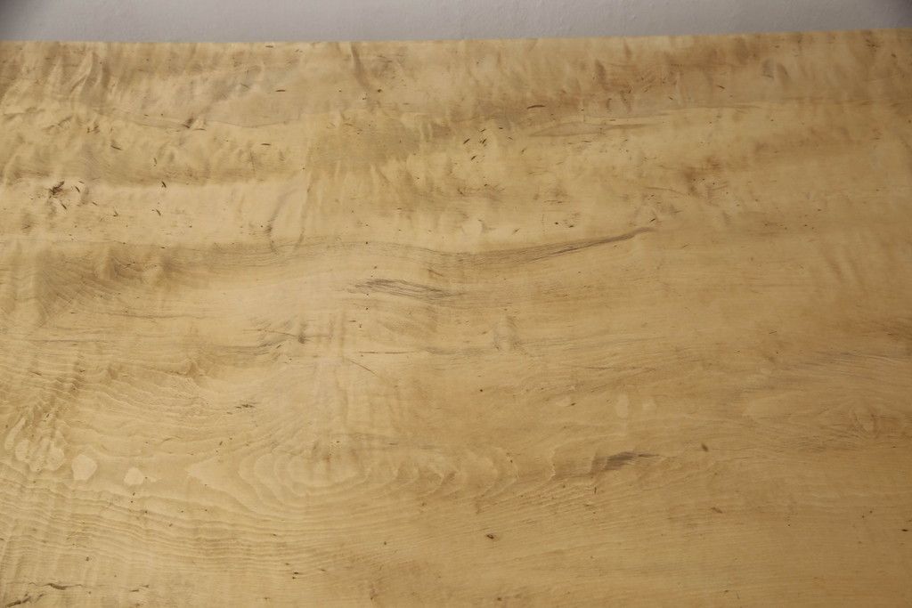 テーブルの脚を取り替えてリメイク!高品質リペアを施し、既存の脚を鉄脚に交換。側面の突起はカットして、天板は塗装を剥離。