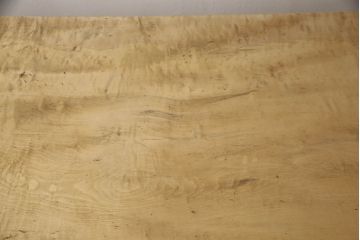 テーブルの脚を取り替えてリメイク!高品質リペアを施し、既存の脚を鉄脚に交換。側面の突起はカットして、天板は塗装を剥離。