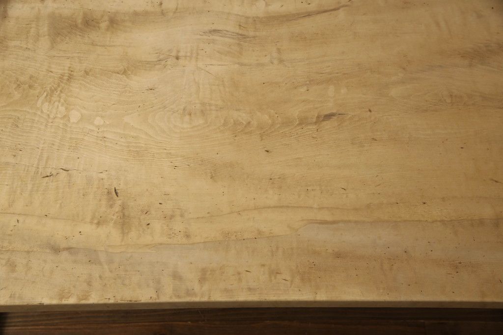 テーブルの脚を取り替えてリメイク!高品質リペアを施し、既存の脚を鉄脚に交換。側面の突起はカットして、天板は塗装を剥離。