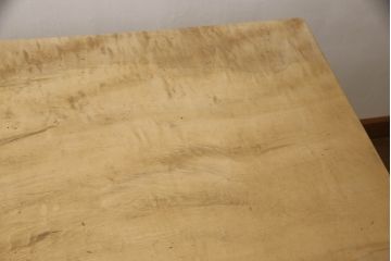 テーブルの脚を取り替えてリメイク!高品質リペアを施し、既存の脚を鉄脚に交換。側面の突起はカットして、天板は塗装を剥離。