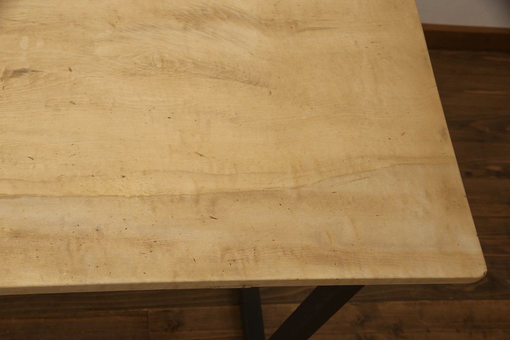 テーブルの脚を取り替えてリメイク!高品質リペアを施し、既存の脚を鉄脚に交換。側面の突起はカットして、天板は塗装を剥離。