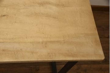 テーブルの脚を取り替えてリメイク!高品質リペアを施し、既存の脚を鉄脚に交換。側面の突起はカットして、天板は塗装を剥離。