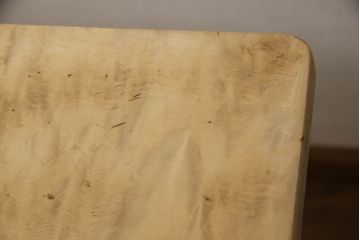 テーブルの脚を取り替えてリメイク!高品質リペアを施し、既存の脚を鉄脚に交換。側面の突起はカットして、天板は塗装を剥離。