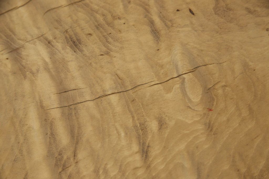 テーブルの脚を取り替えてリメイク!高品質リペアを施し、既存の脚を鉄脚に交換。側面の突起はカットして、天板は塗装を剥離。