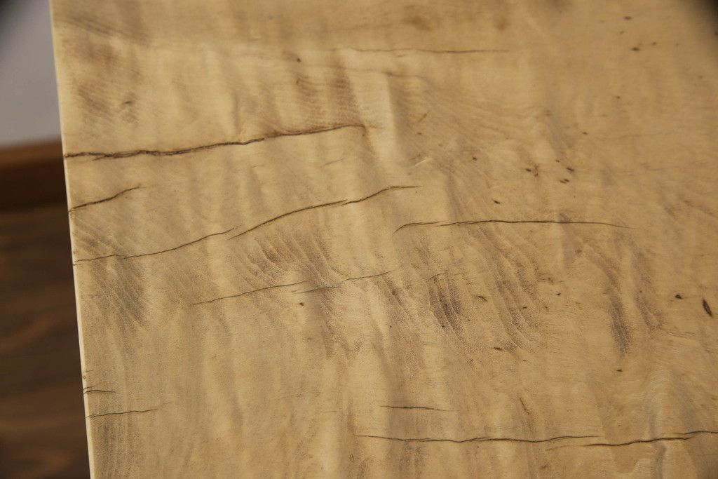 テーブルの脚を取り替えてリメイク!高品質リペアを施し、既存の脚を鉄脚に交換。側面の突起はカットして、天板は塗装を剥離。