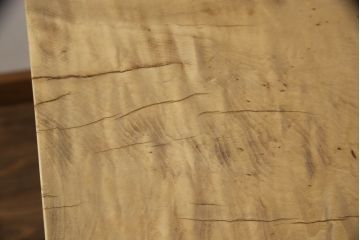 テーブルの脚を取り替えてリメイク!高品質リペアを施し、既存の脚を鉄脚に交換。側面の突起はカットして、天板は塗装を剥離。