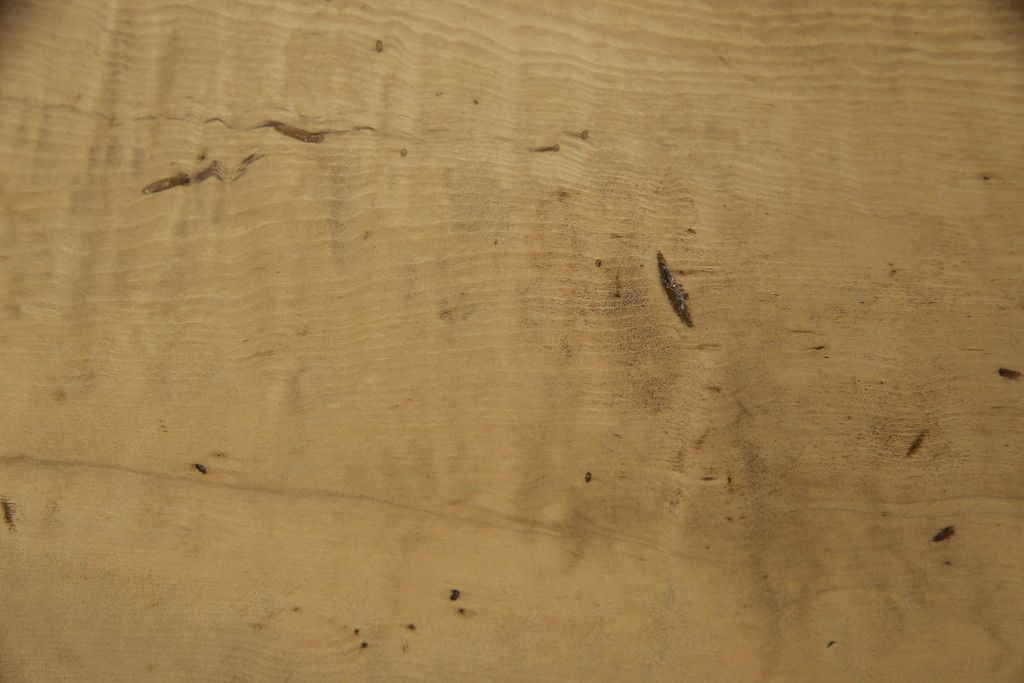 テーブルの脚を取り替えてリメイク!高品質リペアを施し、既存の脚を鉄脚に交換。側面の突起はカットして、天板は塗装を剥離。