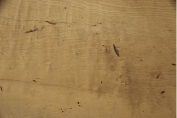 テーブルの脚を取り替えてリメイク!高品質リペアを施し、既存の脚を鉄脚に交換。側面の突起はカットして、天板は塗装を剥離。