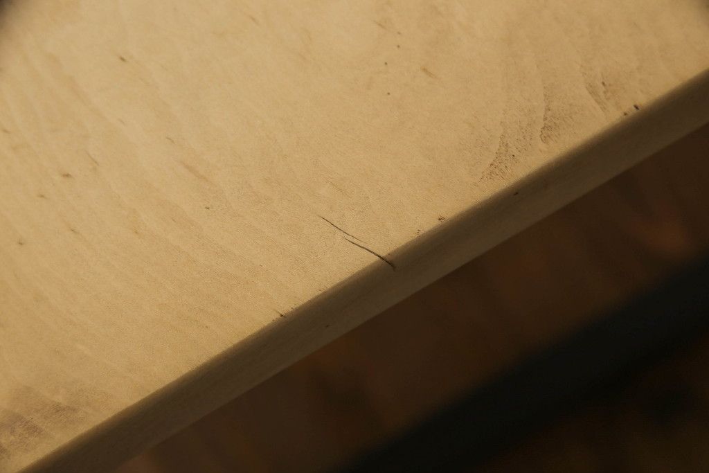 テーブルの脚を取り替えてリメイク!高品質リペアを施し、既存の脚を鉄脚に交換。側面の突起はカットして、天板は塗装を剥離。