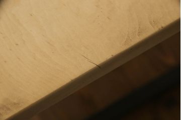 テーブルの脚を取り替えてリメイク!高品質リペアを施し、既存の脚を鉄脚に交換。側面の突起はカットして、天板は塗装を剥離。