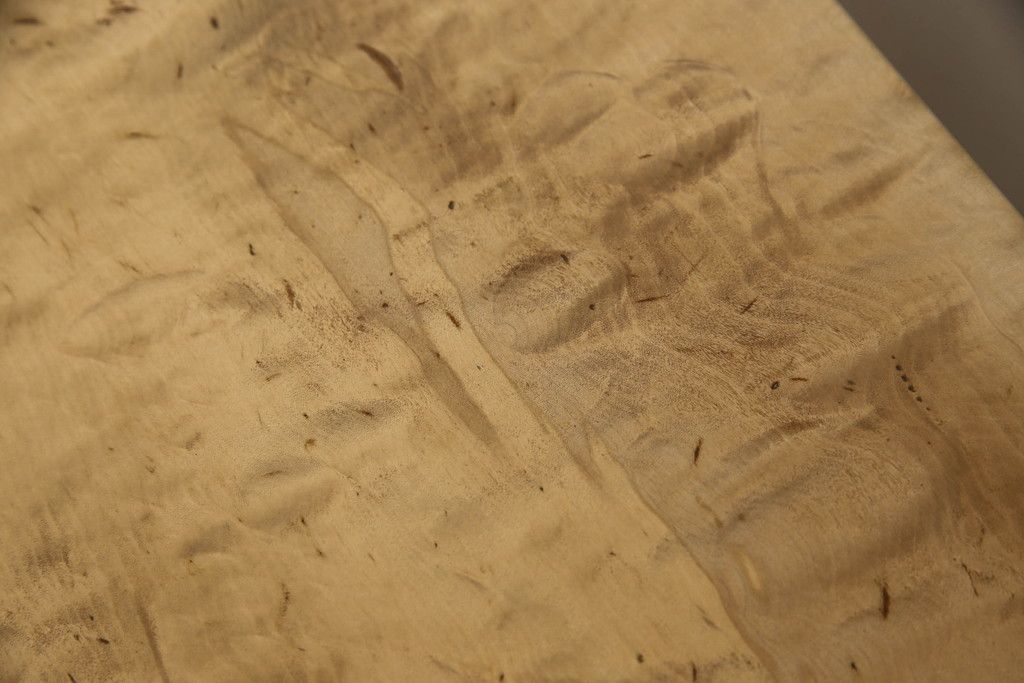 テーブルの脚を取り替えてリメイク!高品質リペアを施し、既存の脚を鉄脚に交換。側面の突起はカットして、天板は塗装を剥離。