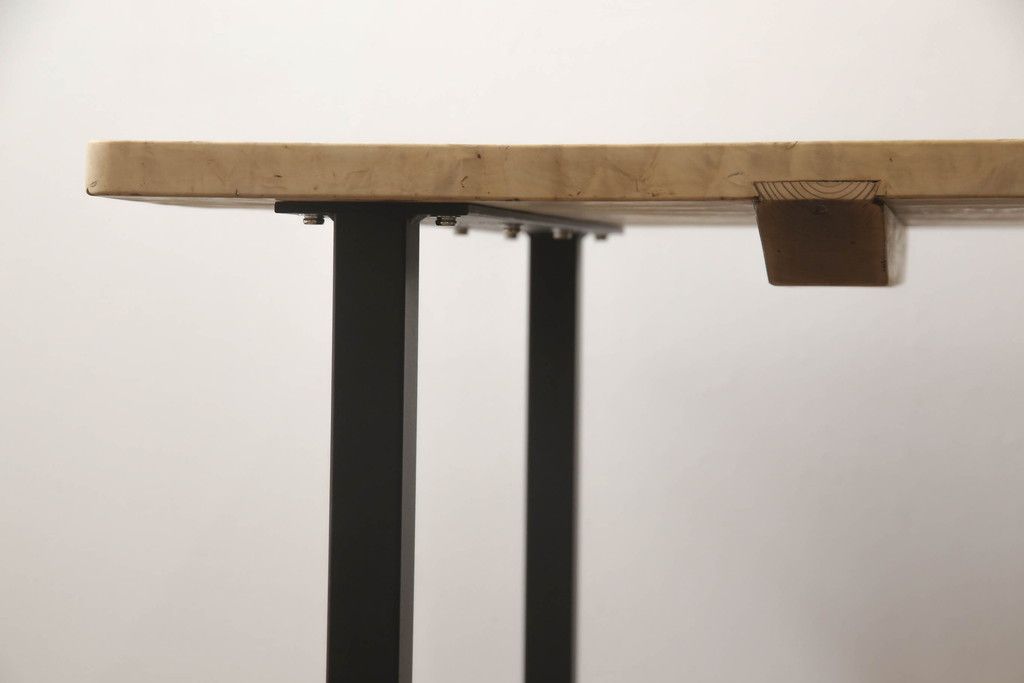 テーブルの脚を取り替えてリメイク!高品質リペアを施し、既存の脚を鉄脚に交換。側面の突起はカットして、天板は塗装を剥離。