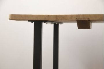 テーブルの脚を取り替えてリメイク!高品質リペアを施し、既存の脚を鉄脚に交換。側面の突起はカットして、天板は塗装を剥離。