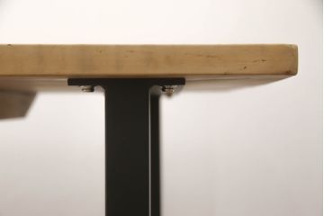 テーブルの脚を取り替えてリメイク!高品質リペアを施し、既存の脚を鉄脚に交換。側面の突起はカットして、天板は塗装を剥離。