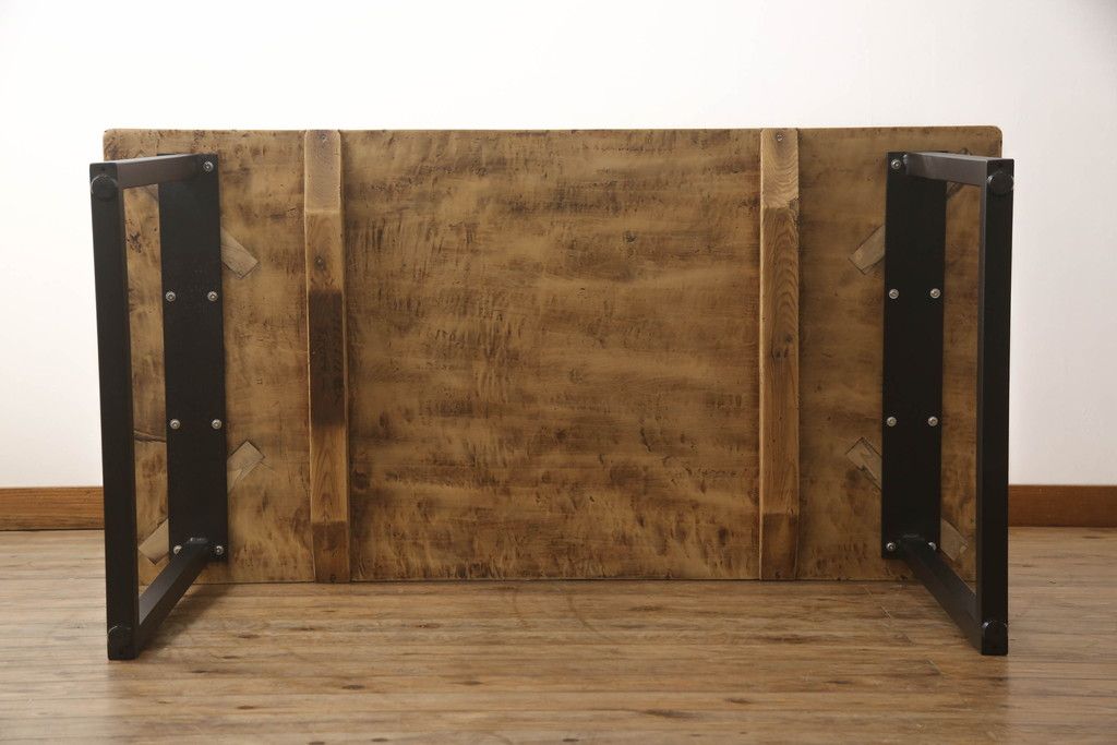 テーブルの脚を取り替えてリメイク!高品質リペアを施し、既存の脚を鉄脚に交換。側面の突起はカットして、天板は塗装を剥離。