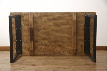 テーブルの脚を取り替えてリメイク!高品質リペアを施し、既存の脚を鉄脚に交換。側面の突起はカットして、天板は塗装を剥離。