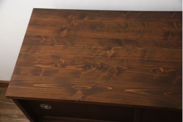 3段重ね桐箪笥をチェストにリメイク!上下段を合わせてひとつのチェストに。ヒノキ無垢材の天板を取り付け。台輪をカットして脚を追加。オーク系に着色仕上げ。