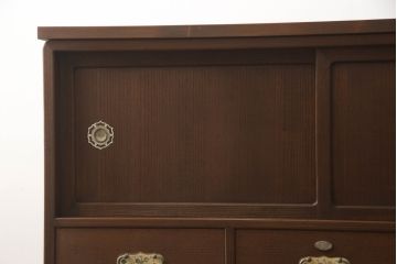 3段重ね桐箪笥をチェストにリメイク!上下段を合わせてひとつのチェストに。ヒノキ無垢材の天板を取り付け。台輪をカットして脚を追加。オーク系に着色仕上げ。