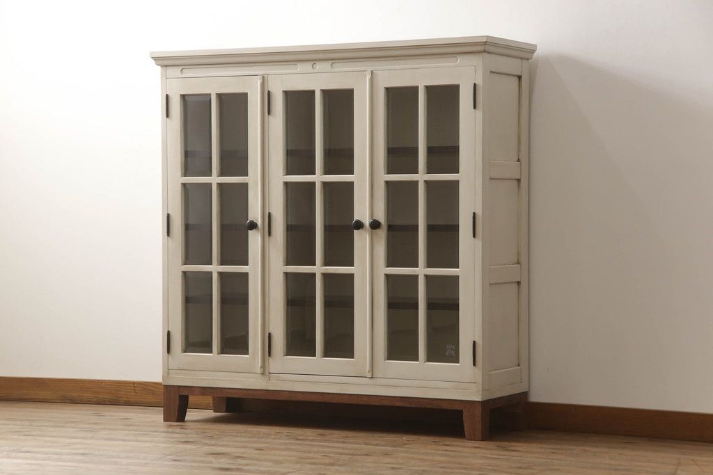 食器棚をペイントリメイク!高品質リペアを施し、脚を取り付け。本体をアンティークホワイトにペイント、天板・土台・脚を明るい茶色に着色仕上げ。