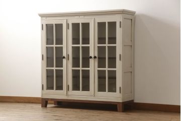 食器棚をペイントリメイク!高品質リペアを施し、脚を取り付け。本体をアンティークホワイトにペイント、天板・土台・脚を明るい茶色に着色仕上げ。
