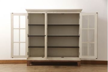 食器棚をペイントリメイク!高品質リペアを施し、脚を取り付け。本体をアンティークホワイトにペイント、天板・土台・脚を明るい茶色に着色仕上げ。