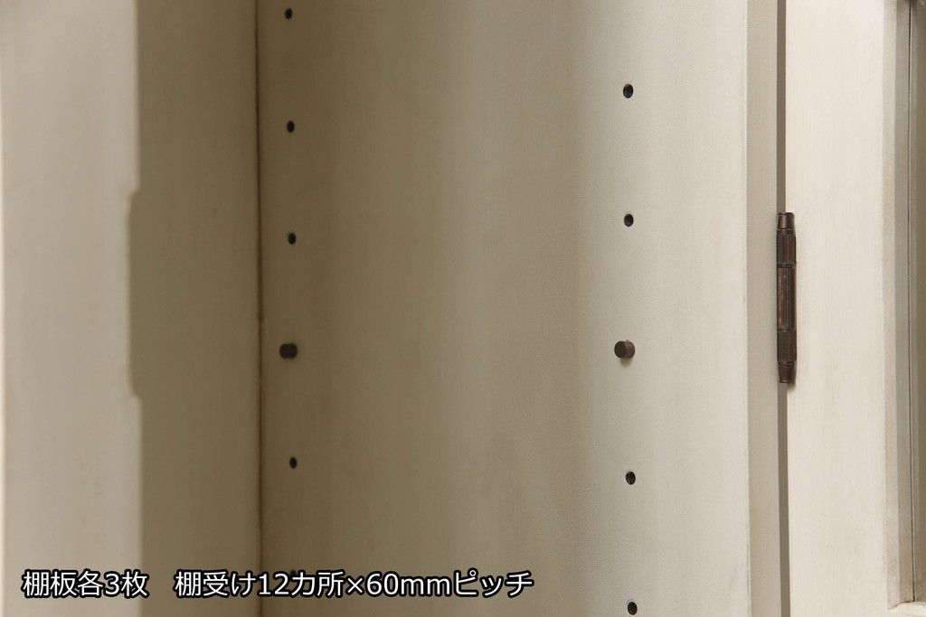 食器棚をペイントリメイク!高品質リペアを施し、脚を取り付け。本体をアンティークホワイトにペイント、天板・土台・脚を明るい茶色に着色仕上げ。