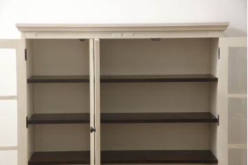 食器棚をペイントリメイク!高品質リペアを施し、脚を取り付け。本体をアンティークホワイトにペイント、天板・土台・脚を明るい茶色に着色仕上げ。