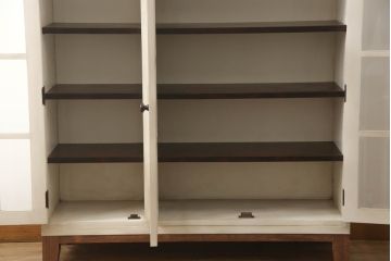 食器棚をペイントリメイク!高品質リペアを施し、脚を取り付け。本体をアンティークホワイトにペイント、天板・土台・脚を明るい茶色に着色仕上げ。