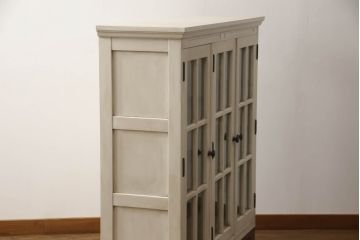 食器棚をペイントリメイク!高品質リペアを施し、脚を取り付け。本体をアンティークホワイトにペイント、天板・土台・脚を明るい茶色に着色仕上げ。