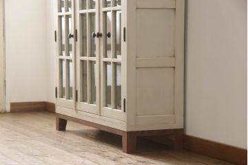 食器棚をペイントリメイク!高品質リペアを施し、脚を取り付け。本体をアンティークホワイトにペイント、天板・土台・脚を明るい茶色に着色仕上げ。