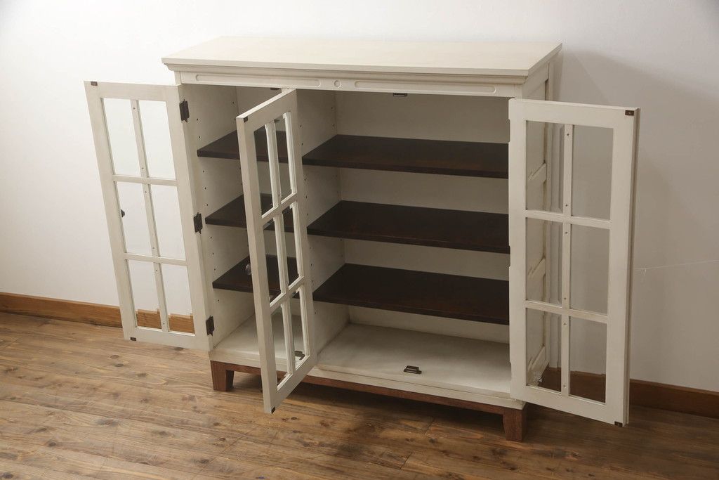 食器棚をペイントリメイク!高品質リペアを施し、脚を取り付け。本体をアンティークホワイトにペイント、天板・土台・脚を明るい茶色に着色仕上げ。