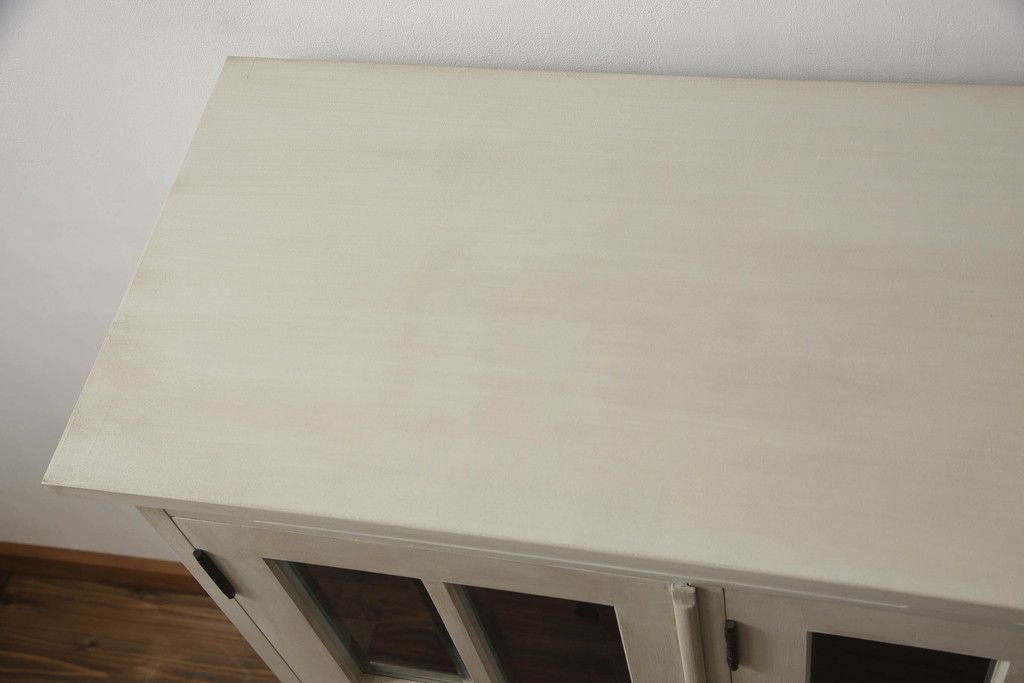 食器棚をペイントリメイク!高品質リペアを施し、脚を取り付け。本体をアンティークホワイトにペイント、天板・土台・脚を明るい茶色に着色仕上げ。