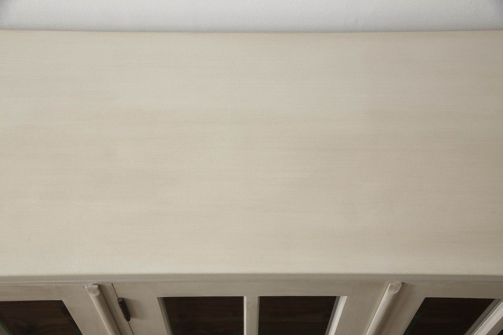 食器棚をペイントリメイク!高品質リペアを施し、脚を取り付け。本体をアンティークホワイトにペイント、天板・土台・脚を明るい茶色に着色仕上げ。