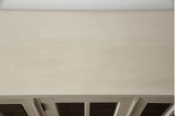 食器棚をペイントリメイク!高品質リペアを施し、脚を取り付け。本体をアンティークホワイトにペイント、天板・土台・脚を明るい茶色に着色仕上げ。