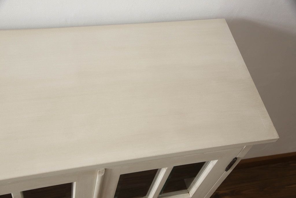 食器棚をペイントリメイク!高品質リペアを施し、脚を取り付け。本体をアンティークホワイトにペイント、天板・土台・脚を明るい茶色に着色仕上げ。