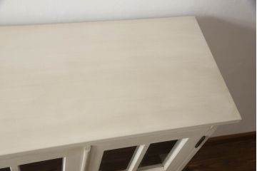 食器棚をペイントリメイク!高品質リペアを施し、脚を取り付け。本体をアンティークホワイトにペイント、天板・土台・脚を明るい茶色に着色仕上げ。