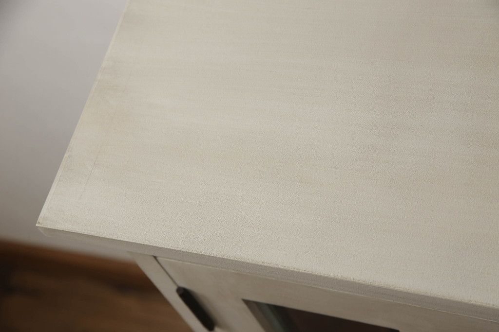 食器棚をペイントリメイク!高品質リペアを施し、脚を取り付け。本体をアンティークホワイトにペイント、天板・土台・脚を明るい茶色に着色仕上げ。