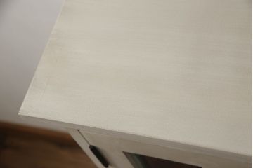 食器棚をペイントリメイク!高品質リペアを施し、脚を取り付け。本体をアンティークホワイトにペイント、天板・土台・脚を明るい茶色に着色仕上げ。