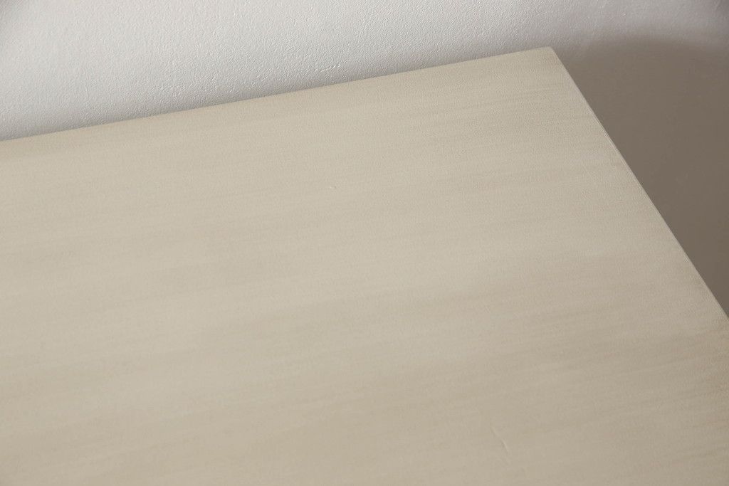 食器棚をペイントリメイク!高品質リペアを施し、脚を取り付け。本体をアンティークホワイトにペイント、天板・土台・脚を明るい茶色に着色仕上げ。