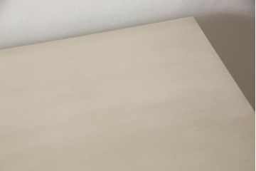 食器棚をペイントリメイク!高品質リペアを施し、脚を取り付け。本体をアンティークホワイトにペイント、天板・土台・脚を明るい茶色に着色仕上げ。