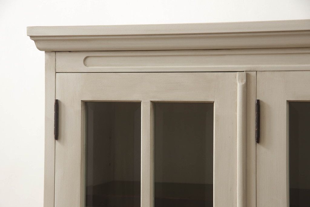 食器棚をペイントリメイク!高品質リペアを施し、脚を取り付け。本体をアンティークホワイトにペイント、天板・土台・脚を明るい茶色に着色仕上げ。