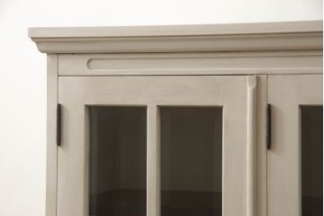 食器棚をペイントリメイク!高品質リペアを施し、脚を取り付け。本体をアンティークホワイトにペイント、天板・土台・脚を明るい茶色に着色仕上げ。